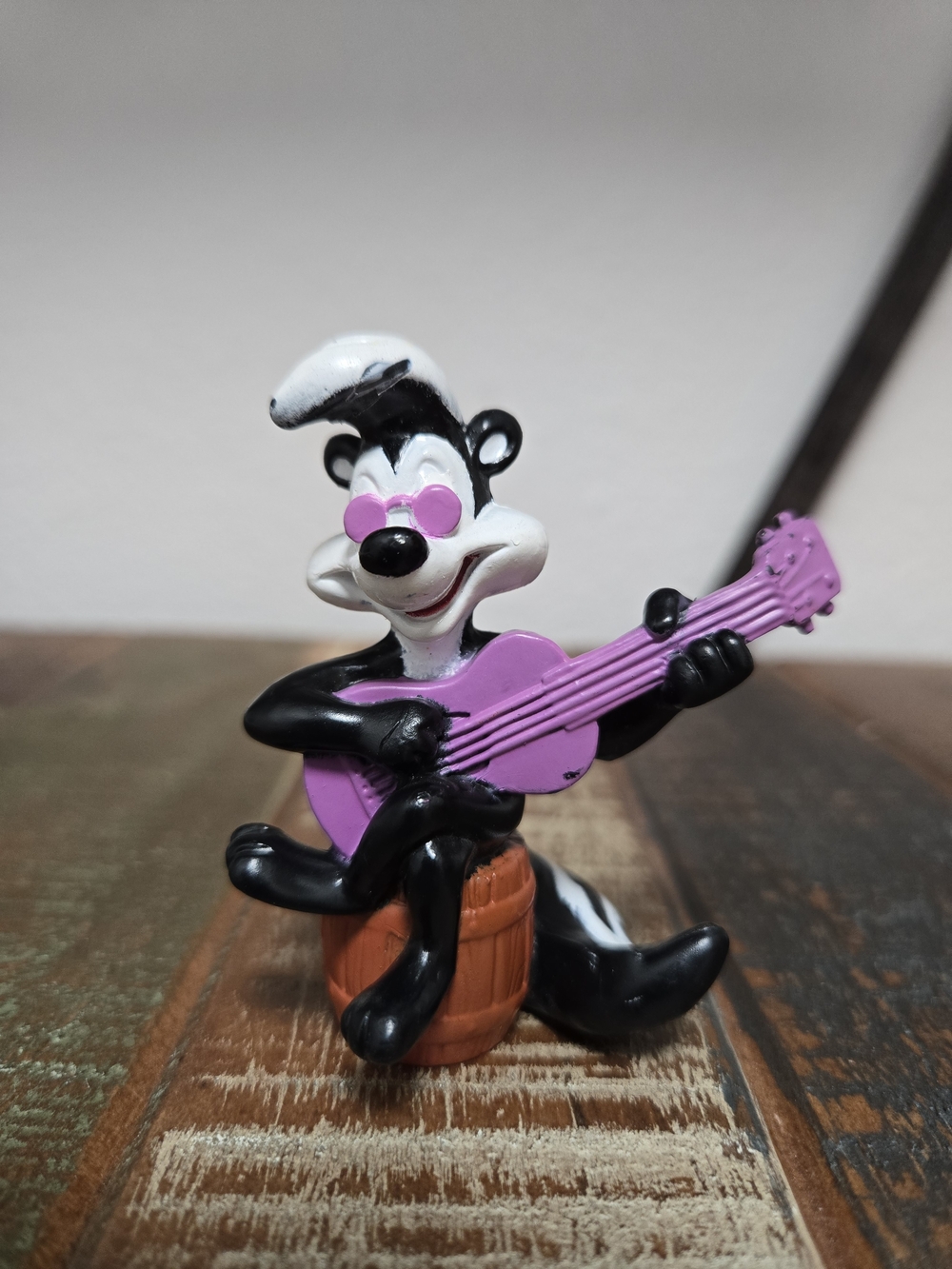 PEPE LE PEW 1994 LG PVC WITH PURPLE GUITAR WARNER BROS LOONEY TUNES